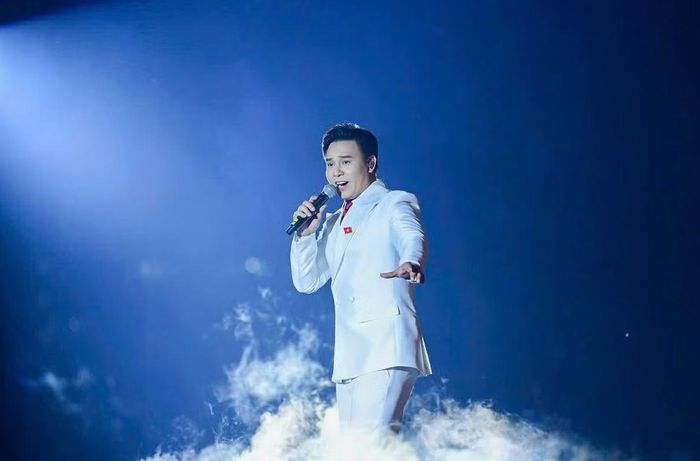 Đông Hùng trong vest trắng trang trọng.