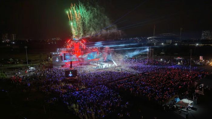 Biển người bật sáng lightstick cổ vũ dàn nghệ sĩ.