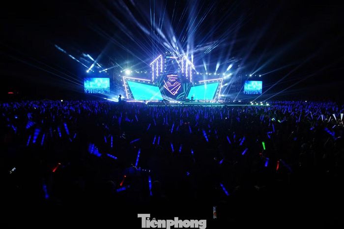 Sân khấu concert Thanh xuân rực rỡ trong ánh sáng xanh và được làm nóng bởi tiếng nhạc EDM.