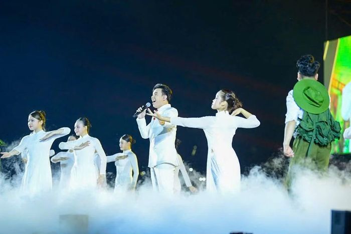 Đông Hùng và Võ Hạ Trâm trở thành bộ đôi khuynh đảo làng nhạc kể từ dấu mốc song ca bản hit quốc dân Viết tiếp câu chuyện hòa bình ở Đại lễ kỷ niệm 50 năm Ngày Giải phóng miền Nam, thống nhất đất nước (30/4/1975-30/4/2025). Hai ca sĩ tiếp tục kết hợp ở concert Thanh xuân.