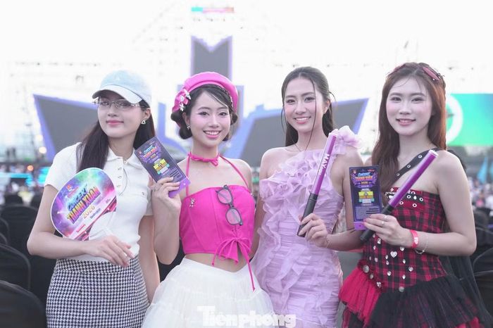Thu Hằng gây ấn tượng với chiếc váy mini họa tiết caro đỏ, đen, nổi bật bởi phần corset ôm sát tôn vòng eo và dây đeo bất đối xứng màu đen đầy cá tính.