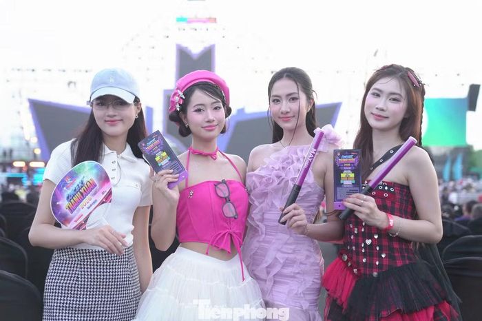 Chương trình còn có sự tham gia của dàn người đẹp: Minh Thu, Mai Phương và Thu Hằng. Tất cả đều chọn cho mình những trang phục trending khoe trọn vẻ trẻ trung, năng động.