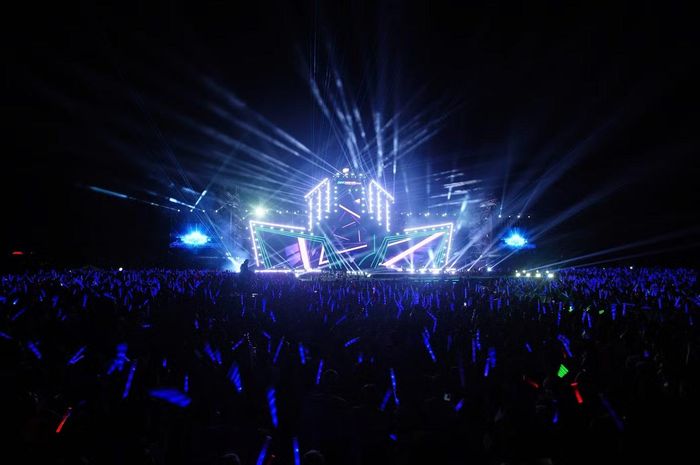 Biển người vẫy lightstick đánh dấu concert Thanh xuân chính thức bắt đầu.