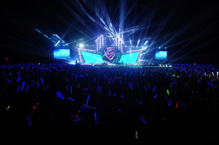 Concert kéo dài theo mạch ba chương.