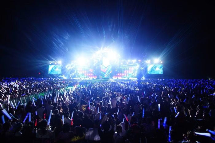 Bầu không khí concert nóng hơn bao giờ hết ở khoảnh khắc khai màn.