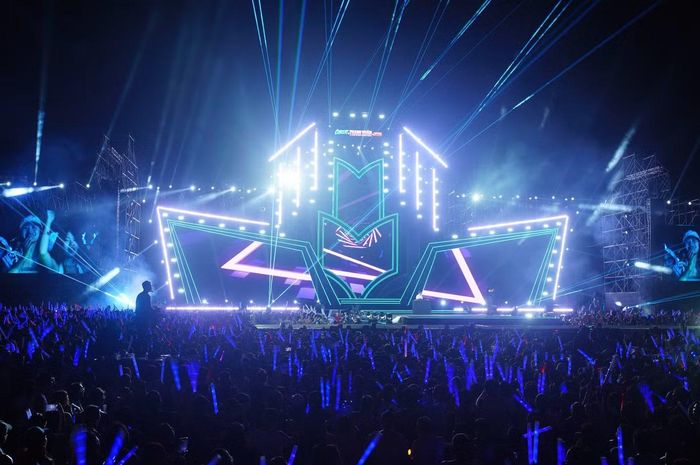 Biển người lấp đầy concert Thanh xuân tạo nên khung cảnh ấn tượng, cho thấy sức nóng của sự kiện. Theo ban tổ chức, hơn 300 nhân sự tham gia phục vụ sự kiện bao gồm lực lượng kỹ thuật, an ninh, điều phối và kiểm soát ra vào.