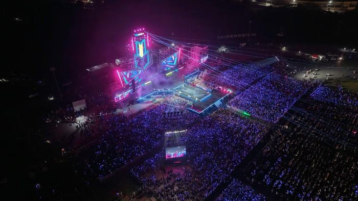 Trường đua F1 bừng sáng khi concert bắt đầu.