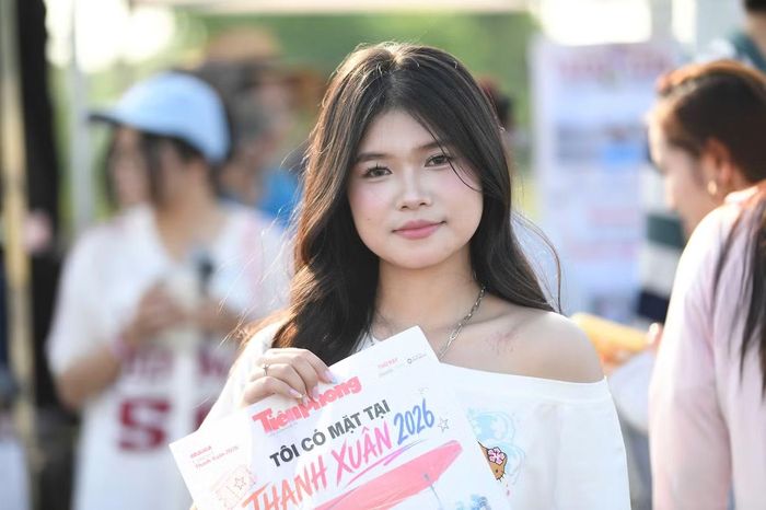 Không chỉ đến để thưởng thức âm nhạc, nhiều bạn trẻ dành thời gian lưu lại những bức ảnh kỷ niệm với ấn phẩm của chương trình. Không khí lễ hội hiện rõ từ khu vực check-in đến các điểm trải nghiệm dành cho khán giả.