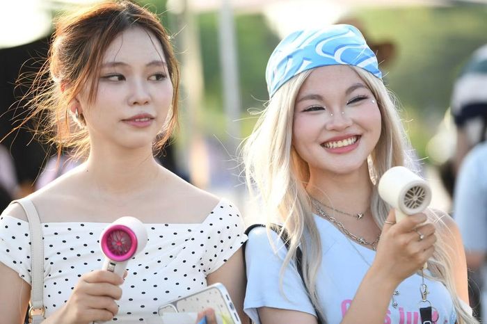 Quạt cầm tay là phụ kiện không thể thiếu của các fan nữ giữa thời tiết nắng nóng ở Trường đua F1. Bên cạnh những bộ trang phục chỉn chu, khán giả chuẩn bị sẵn quạt mini, nước uống và phụ kiện chống nắng để có thể thoải mái tận hưởng đêm nhạc kéo dài nhiều giờ.