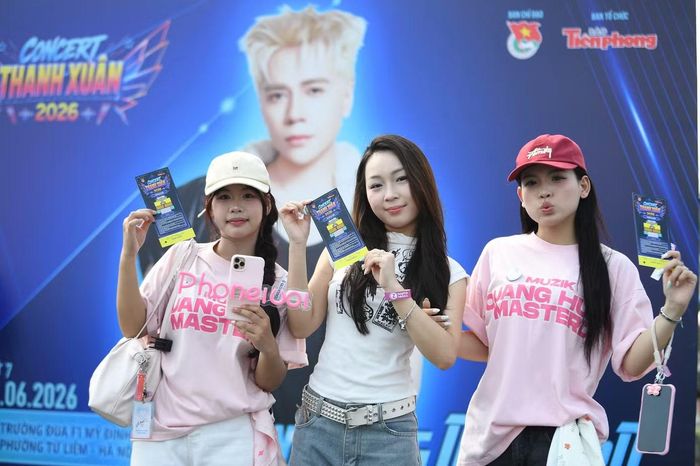 Nhiều fan nữ mang theo photocard, banner và phụ kiện cổ vũ nghệ sĩ yêu thích. Từ đầu giờ chiều, khu vực check-in đã ngập tràn sắc màu của các fandom khi khán giả háo hức chụp ảnh, giao lưu và chia sẻ không khí trước giờ diễn.