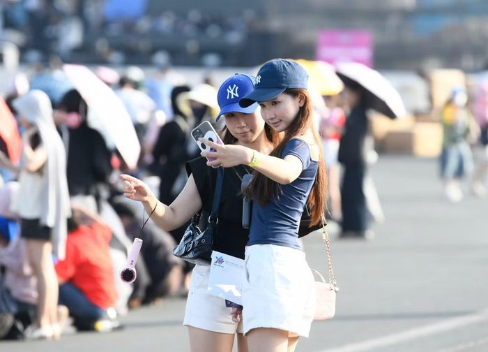 Trên đường tiến vào fanzone, nhiều bạn trẻ tranh thủ ghi lại những bức ảnh check-in dưới ánh nắng cuối chiều, lưu giữ khoảnh khắc đầu tiên tại concert Thanh xuân.
