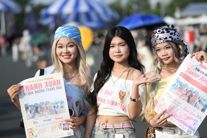 Ba fan nữ giữa dòng người đổ về Trường đua F1 Mỹ Đình với phong cách Y2K trẻ trung. Crop top, quần short, khăn bandana và phụ kiện đồng điệu tạo nên diện mạo năng động, đúng tinh thần mùa hè. Ngay từ khu vực check-in, nhiều nhóm bạn đã tranh thủ lưu lại những khoảnh khắc đầu tiên trước khi bước vào đêm nhạc. 