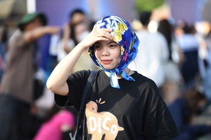 Thời tiết nắng nóng không làm giảm sức hút của concert Thanh xuân. Nhiều khán giả chuẩn bị khăn trùm đầu, mũ rộng vành và kem chống nắng để bảo vệ sức khỏe trong lúc xếp hàng chờ vào sân.