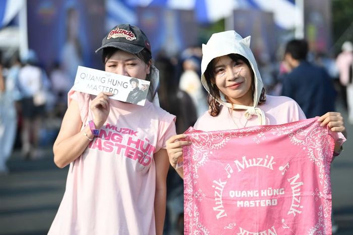 Không chỉ chuẩn bị trang phục, nhiều khán giả còn đầu tư banner, khăn cổ động và phụ kiện nhận diện fandom. Những món đồ được chuẩn bị từ nhiều ngày trước trở thành điểm nhấn, thể hiện sự ủng hộ dành cho nghệ sĩ sẽ xuất hiện trong concert.