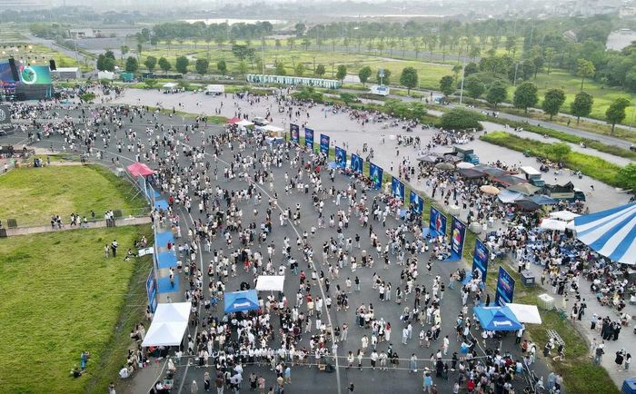 Riêng khu vực check-in được bố trí 120 nhân sự quét vé, chia thành 10 làn kiểm soát cùng một làn riêng để xử lý các trường hợp phát sinh như sai thông tin, lỗi mã QR hoặc các tình huống cần hỗ trợ.