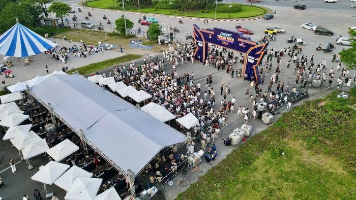 Đối với khu vực fanzone, vé chỉ có giá trị sử dụng một lần. Sau khi check-in, khán giả không nên tự ý ra ngoài. Trường hợp cần di chuyển phải đi theo lối hướng dẫn và xuất trình vòng đeo tay khi quay lại. Ban tổ chức không giải quyết các trường hợp làm mất, hỏng hoặc tự ý tháo vòng.