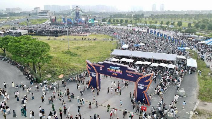 Dòng người tiến vào concert Thanh xuân, cho thấy sức nóng của sự kiện.