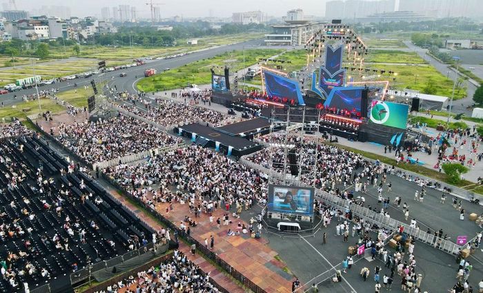 Khán giả vẫn đang tiến vào 6 fanzone từ Thanh xuân 1 đến Thanh xuân 6.