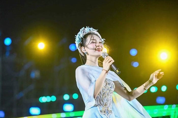 Ca sĩ Minh Ngọc biểu diễn ở chương đầu tiên.