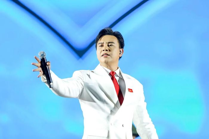 Đông Hùng mặc vest trắng lịch lãm.