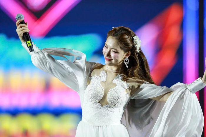 Cuối màn trình diễn, Hòa Minzy giao lưu, chụp hình với khán giả ở nhiều fanzone.