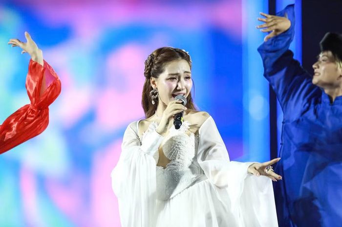 Hòa Minzy mang đến tiết mục Thị Mầu, kết hợp âm nhạc dân gian và hơi thở đương đại, góp phần tôn vinh bản sắc văn hóa Việt Nam trong đời sống của người trẻ hôm nay.