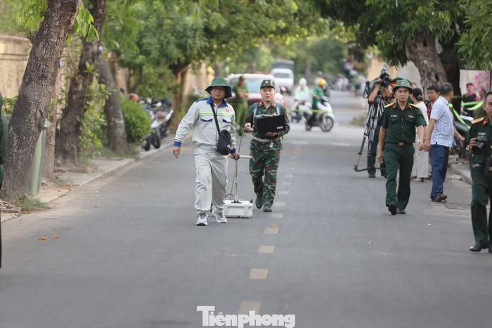 Nhờ công nghệ này, lực lượng chức năng có thể phát hiện các dấu hiệu xáo trộn địa tầng, hố chôn lấp hoặc những dị thường dưới mặt đất mà không cần đào bới ngay từ đầu. Đây được xem là giải pháp kỹ thuật quan trọng nhằm khoanh vùng chính xác các vị trí cần xác minh.