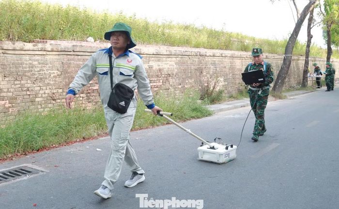  Tại hiện trường thăm dò thuộc đường Xuân 68 (gần cửa Đông Ba) và Tôn Thất Thiệp (gần cửa Chánh Tây), các chuyên gia điều khiển radar di chuyển theo từng tuyến đã được đánh dấu sẵn để quét toàn bộ khu vực nghi vấn. Dữ liệu thu nhận từ thiết bị được ghi lại liên tục, phục vụ quá trình phân tích chuyên sâu sau khảo sát. 
