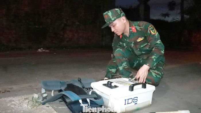 Radar xuyên đất hoạt động dựa trên nguyên lý phát sóng điện từ xuống lòng đất. Khi gặp các lớp địa chất hoặc vật thể có cấu trúc khác biệt so với môi trường xung quanh, tín hiệu sẽ phản xạ trở lại và được thiết bị ghi nhận, xử lý thành dữ liệu phục vụ đánh giá.