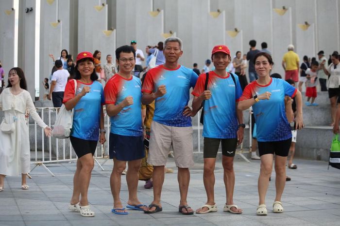 Các vận động viên tranh thủ chụp ảnh trước khi tranh tài
