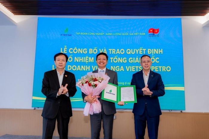 Đồng chí Trần Bình Minh - Thành viên HĐTV Petrovietnam và đồng chí Vũ Mai Khanh - Tổng Giám đốc Vietsovpetro chúc mừng đồng chí Nguyễn Đức Chính giữ chức vụ Phó Tổng Giám đốc Vietsovpetro.