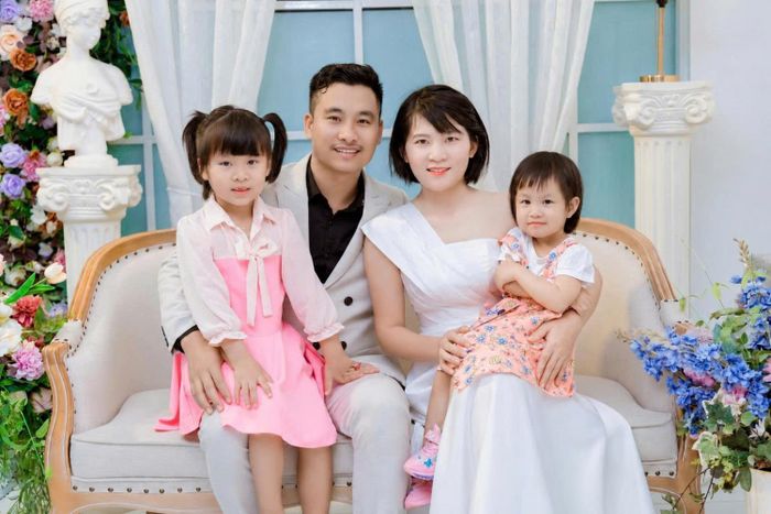 Khoảnh khắc gia đình nhỏ của anh chị bên hai con là hậu phương ấm áp, nơi tiếp thêm động lực để cả hai yên tâm công tác và gắn bó với NMLD Dung Quất.