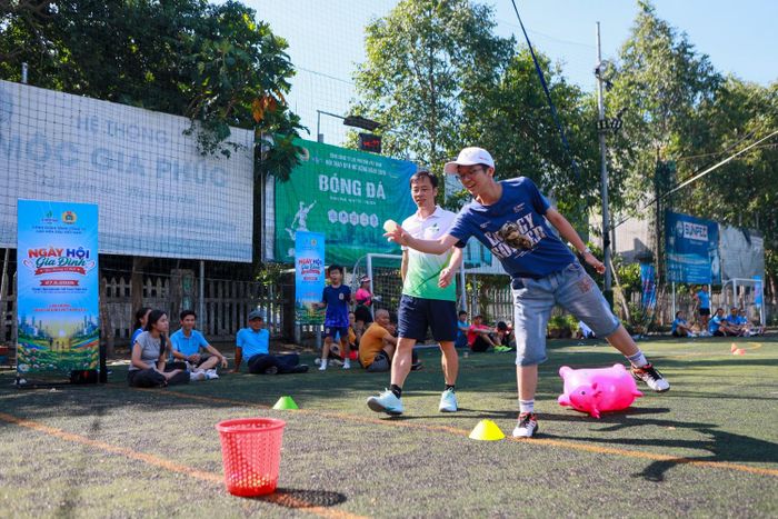 Các em nhỏ là con của các CBCNV vui tươi, hào hứng hòa mình cùng những người thân trong gia đình để hoàn thành phần thi.