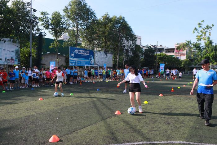Các CBCNV hào hứng tham gia cuộc thi chạy.