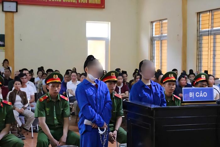 Bị cáo Lò Thị Phương và Hà Thị Nga tại phiên tòa xét xử.