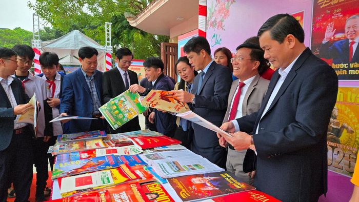 Hội báo Xuân do Hội Nhà báo Thanh Hóa tổ chức thu hút nhiều bạn đọc.