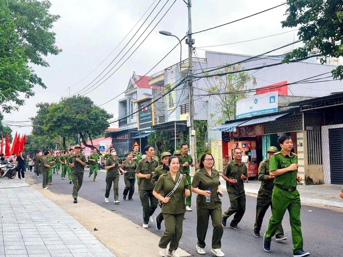 Lực lượng Công an phường Kon Tum tham gia chạy hưởng ứng Tháng hành động phòng, chống ma túy năm 2026.
