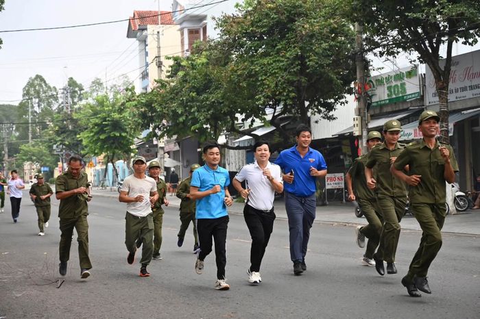 Lãnh đạo UBND phường tham gia chạy hưởng ứng Tháng hành động phòng, chống ma túy năm 2026.