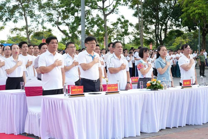Các đại biểu tham dự lễ mít tinh.