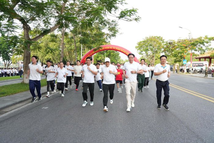 Các đại biểu tham gia Giải chạy hưởng ứng với chủ đề "Chung một quyết tâm xây dựng xã, phường không ma túy".