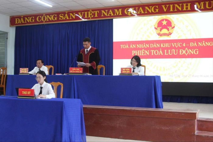 Hội đồng xét xử TAND khu vực 4 - Đà Nẵng điều hành phiên tòa xét xử lưu động hai vụ án "Tàng trữ trái phép chất ma túy" tại UBND xã Hòa Tiến.