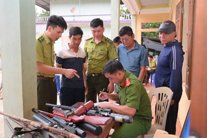 Tiếp nhận vũ khí do người dân tự nguyện giao nộp.
