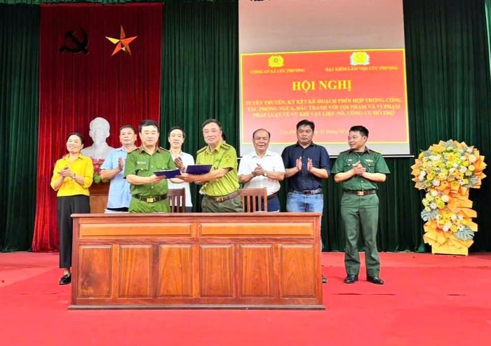 Hạt Kiểm lâm Vườn quốc gia Cúc Phương và Công an xã Cúc Phương ký kết kế hoạch phối hợp trong công tác phòng ngừa, đấu tranh với tội phạm và vi phạm pháp luật về vũ khí, vật liệu nổ, công cụ hỗ trợ.