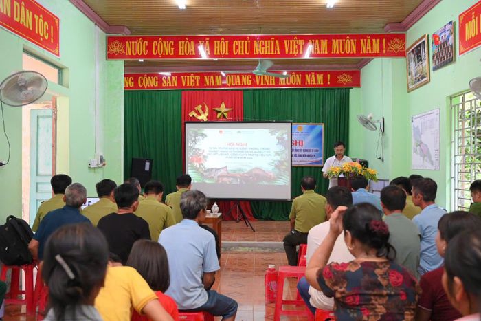 Tuyên truyền, vận động người dân giao nộp vũ khí; đấu tranh, ngăn chặn các hành vi xâm hại tài nguyên rừng và động vật hoang dã.