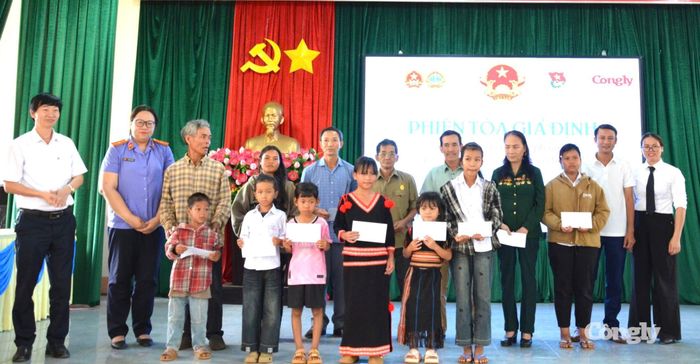 Đại diện UBND phường An Phú, Báo Công lý, Tòa án khu vực 7, Viện kiểm sát khu vực 7 trao quà cho thanh, thiếu nhi thuộc hộ nghèo, hộ cận nghèo, có hoàn cảnh khó khăn và đại diện gia đình chính sách, thương binh, liệt sĩ.