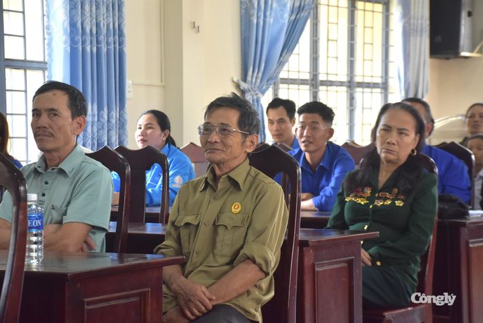 Các cựu chiến binh và Đoàn viên, thanh thiếu niên theo dõi phiên tòa.