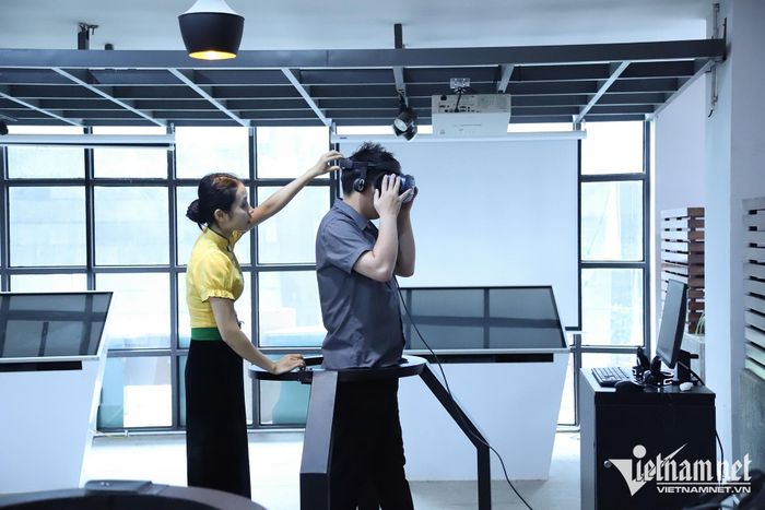 Du khách trải nghiệm thực tế ảo tại bảo tàng