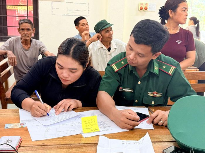 Bộ đội Biên phòng hỗ trợ, hướng dẫn người dân trong khai báo thông tin cá nhân - Ảnh: B.D