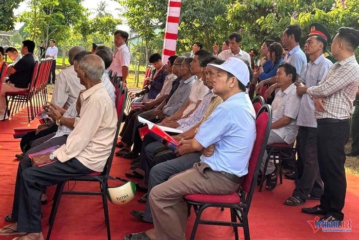 Đông đảo người dân tham dự lễ khởi công. Ảnh: Hải Dương