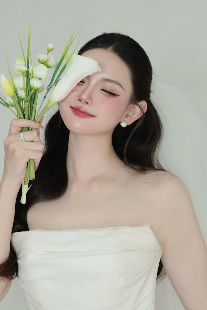 Cô cho biết tham gia casting phim "Phía bên kia thành phố" không nghĩ được chọn vào vai chính do chưa từng tham gia bộ phim nào trước đó. Nữ diễn viên vừa hạnh phúc vừa áp lực khi đóng vai Tuyết Lan. 